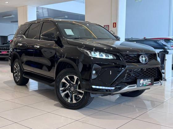 TOYOTA HILUX SW4 2.8 D-4D TURBO DIESEL DIAMOND 7L 4X4 AUTOMÁTICO